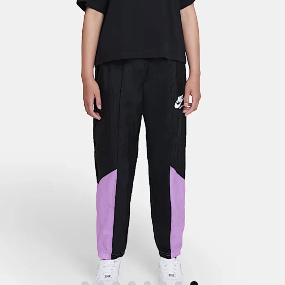 NIKE Sportwear Heritage Track Pants. L